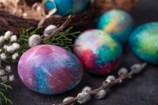 Paskalya tatili konsepti koyu renkli uzay yumurtasıyla arka planda