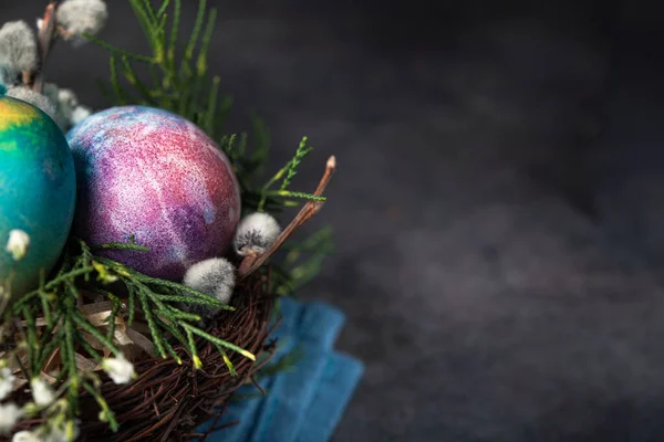 Paskalya tatili konsepti. Üzerinde koyu renkli bir uzay yumurtası var. kopyalama alanı