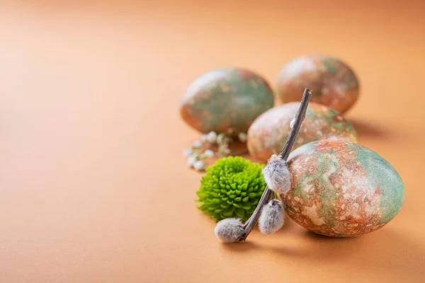 Huevos Pascua Pintados Mármol Con Flores Sobre Fondo Naranja Copyspace —  Fotos de Stock