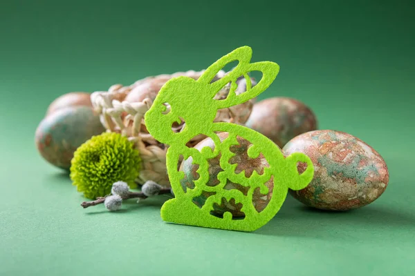 Великодня Мінімальна Концепція Іграшкою Кролика Великодніми Яйцями Зеленому Фоні — стокове фото