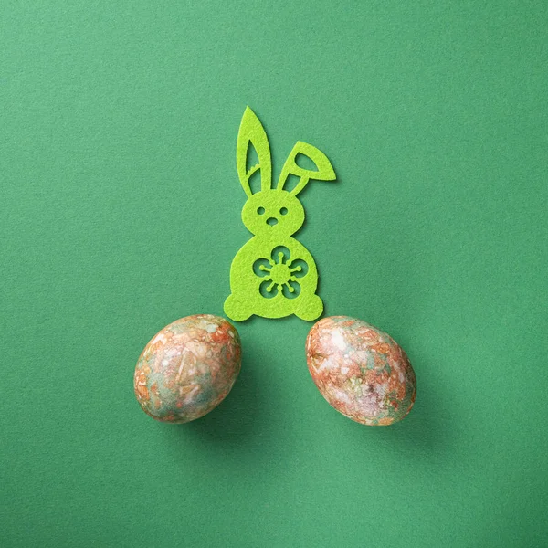 Wielkanoc Minimalna Koncepcja Króliczkiem Zabawki Stanąć Pisanki Widok Góry Copyspace — Zdjęcie stockowe