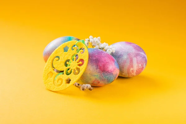 Veelkleurig Versierde Paaseieren Een Gele Achtergrond Minimale Concept Vakantie — Stockfoto