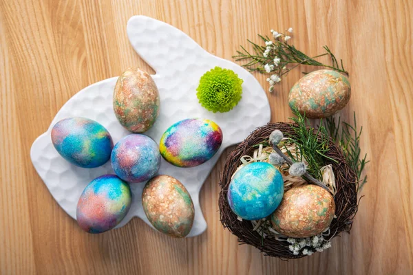 Barevná Velikonoční Vajíčka Lesním Hnízdě Vrbové Větve Dřevěném Stole — Stock fotografie