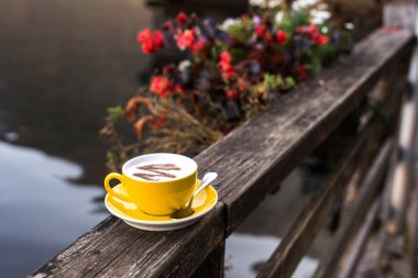 Tahtadaki sarı kahve fincanı, rıhtımdaki restoran.