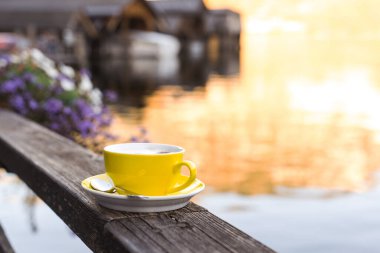Tahtadaki sarı kahve fincanı, rıhtımdaki restoran.