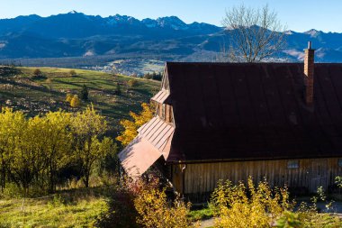 Dağın kırsal kesimindeki köy manzarası