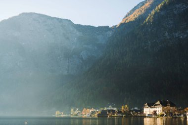 Hallstatt Gölü ve Avusturya ülkesinde dağlı bir köy