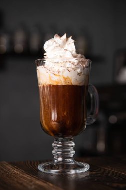 Kafede kremalı köpüklü kahve frappe.