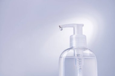 Sabun ya da antiseptik şişenin beyaz arkaplanlı yakın plan fotoğrafı.. 