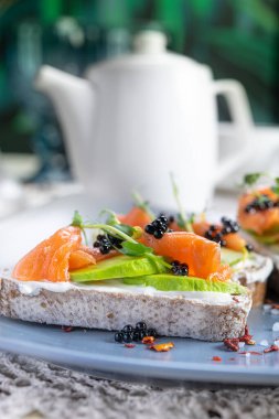 Taze bruschetta avokado somonu ve siyah havyar. Diyet sabah yemekleri..