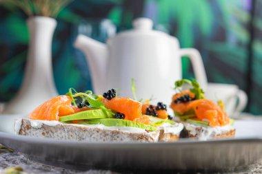 Taze bruschetta avokado somonu ve siyah havyar. Diyet sabah yemekleri..