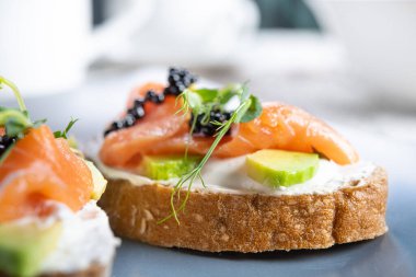 Taze bruschetta avokado somonu ve siyah havyar. Diyet sabah yemekleri..