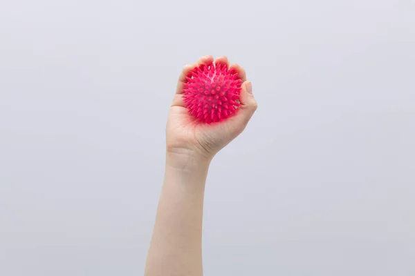 Женщина Держит Руках Красную Молекулу Модель Коронавируса Заднем Плане Концепция — стоковое фото