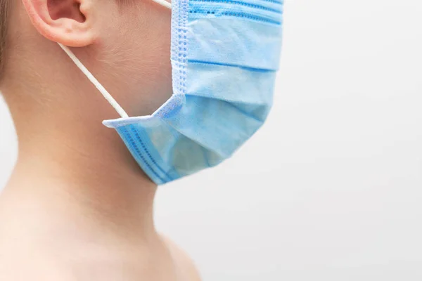 Beyaz Bir Arka Planda Koruyucu Tıbbi Maskesi Olan Bir Çocuk — Stok fotoğraf