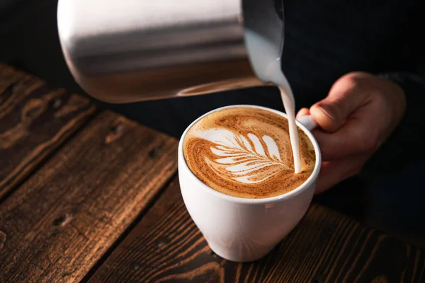 Barista Wlewa Mleko Filiżanki Cappuccino Latte Tło Sztuki — Zdjęcie stockowe