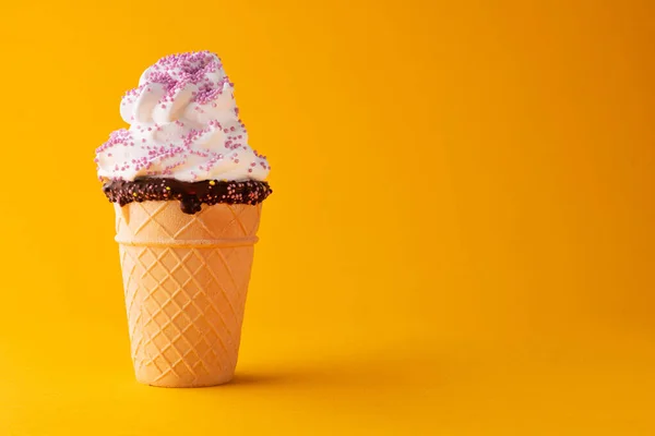 黄色の背景にワッフルとアイスクリーム 夏のデザートフード — ストック写真