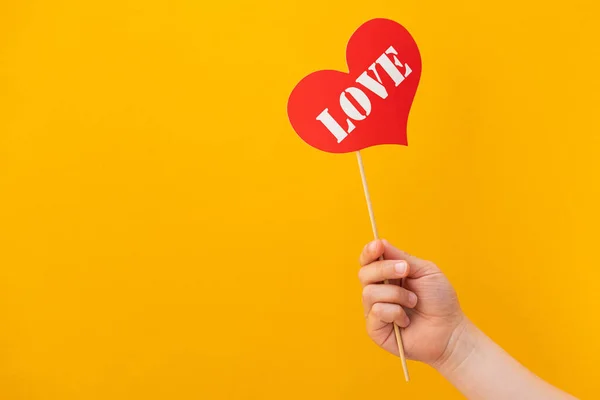 Sarı Arka Planda Aşk Metni Olan Kırmızı Bir Kalp Sembolü — Stok fotoğraf