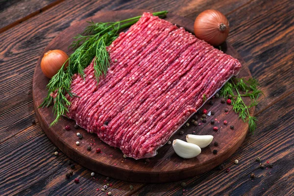 Carne Picada Fresca Con Especias Sobre Fondo —  Fotos de Stock