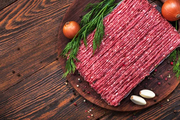 Carne Fresca Picada Con Las Especias Sobre Fondo Vista Superior —  Fotos de Stock