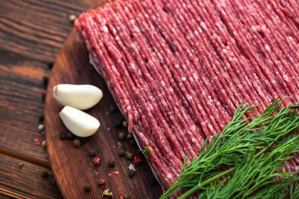 Carne Macinata Fresca Con Spezie Uno Sfondo — Foto Stock