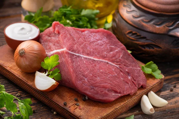 Carne Res Cruda Con Cebolla Ajo Perejil Aceite Una Mesa —  Fotos de Stock