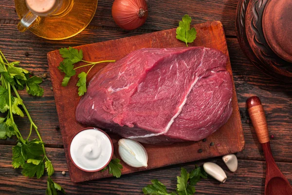 Carne Res Cruda Con Cebolla Ajo Perejil Aceite Una Mesa —  Fotos de Stock