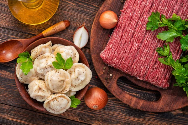 Deliciosos Pelmeni Caseros Con Perejil Pimienta Una Olla Barro Sobre —  Fotos de Stock