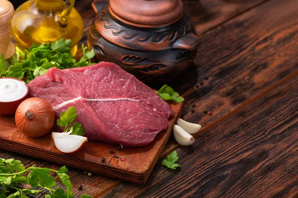 Carne Res Cruda Con Cebolla Ajo Perejil Aceite Una Mesa —  Fotos de Stock