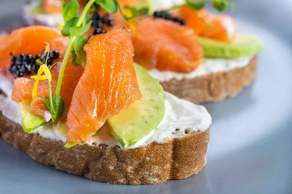 Nahaufnahme Von Frischem Bruschetta Avocado Lachs Und Schwarzem Kaviar Ernährung — Stockfoto