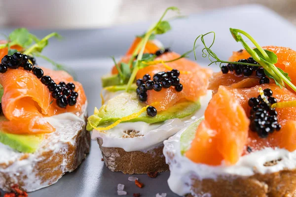 Nahaufnahme Von Frischem Bruschetta Avocado Lachs Und Schwarzem Kaviar Ernährung — Stockfoto