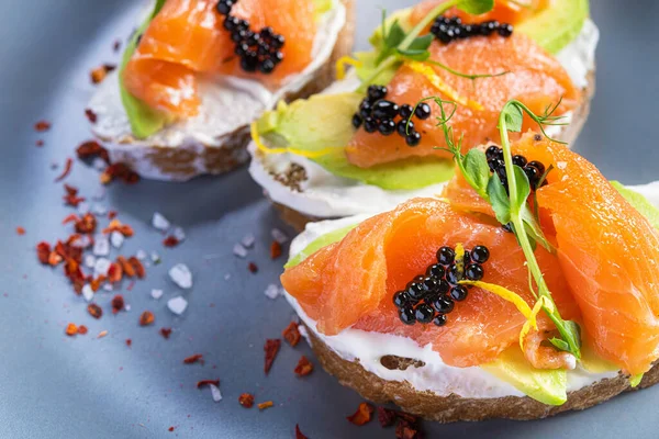 Nahaufnahme Von Frischem Bruschetta Avocado Lachs Und Schwarzem Kaviar Ernährung — Stockfoto