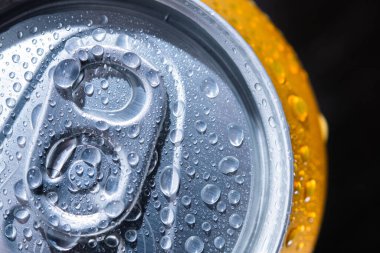 Islak biranın kapağını arka planda damla damlatarak kapatabilirsin. içecek makro fotoğrafı. 