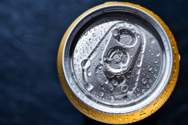 Arka planda su damlaları olan buzlu bira kutusu. en üstteki görünüm.