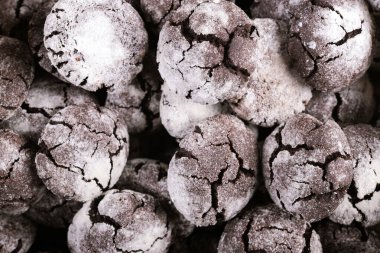 Arka planda krema şekerli ev yapımı çikolatalı kurabiyeler.