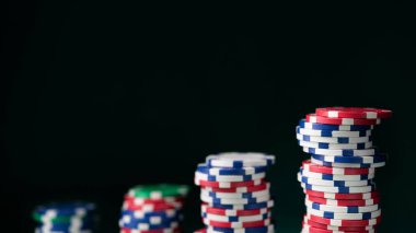 Masa arkasında çip poker masası. Kumarhane kumar konsepti.
