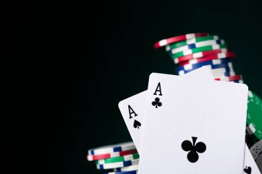 Kumarhanedeki masada renkli poker fişleri. Kumar konsepti.