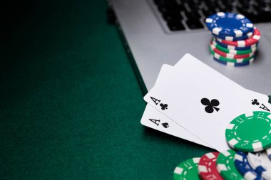 Pokerde başarılı bir ilk el, kumarhane masasında bir çift as..