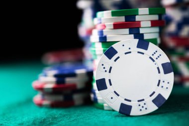 Masa arkasında çip poker masası. Kumarhane kumar konsepti.