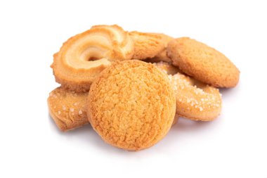 Beyaz arka planda izole edilmiş şekerli lezzetli grup kurabiyeleri.