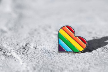 Rozet Yürek Igbt renkleri asfaltta yatıyor. Lezbiyen ve gey kavramını destekle.