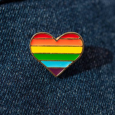 Kotta gökkuşağı rengi Lgbt Heart rozeti. Yakın çekim fotoğrafı. Özgürlük konsepti.