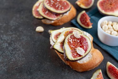 Krem peynirli, incirli ve çimento kaplı lezzetli bruschetta. Sağlıklı kahvaltı kadehleri.