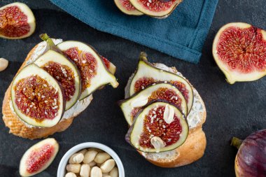 Krem peynirli, incirli ve çimento kaplı lezzetli bruschetta. Sağlıklı kahvaltı kadehleri. Üst görünüm.