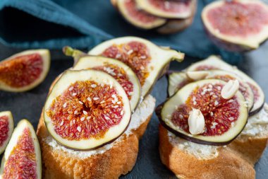 Krem peynirli, incirli ve çimento kaplı lezzetli bruschetta. Sağlıklı kahvaltı kadehleri.