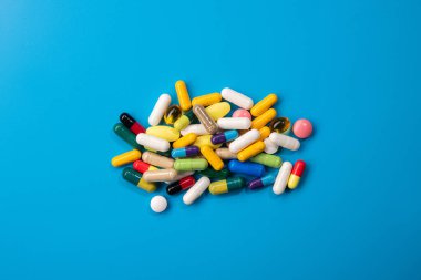 Mavi arka planda vitamin ve haplar. Eczacılık geçmişi. Üst görünüm.