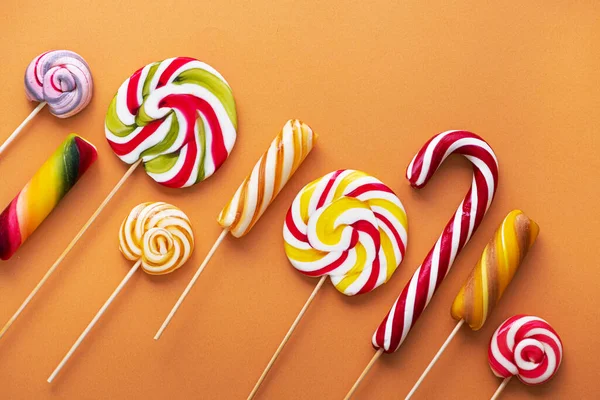 Colorido Pirulitos Doces Fundo Laranja Conceito Comida Doce Verão — Fotografia de Stock