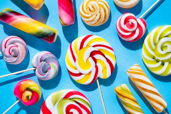 Färgade Söta Lollypops Blå Bakgrund Sommar Och Popkonst Koncept Ovanifrån — Stockfoto