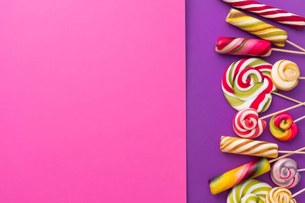 Lollypops Barn Mat Trend Violett Färg Bakgrund Popkonst Koncept Ovanifrån — Stockfoto