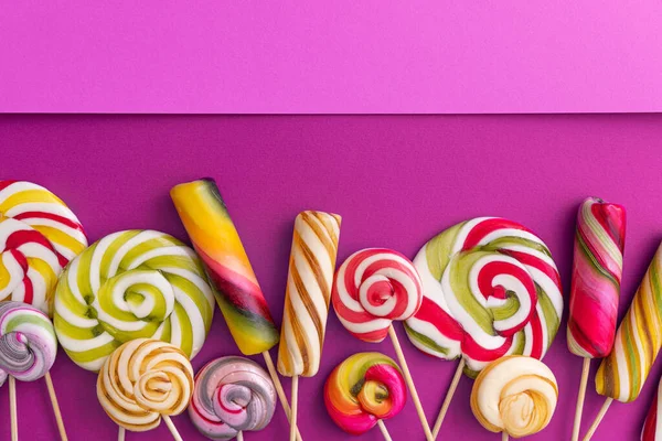 Lollypops Barn Mat Trend Violett Färg Bakgrund Popkonst Koncept Ovanifrån — Stockfoto