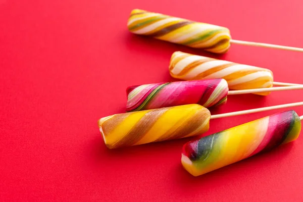 Söt Färgglada Lolly Poppar Röd Bakgrund Smaklig Färg Mat Koncept — Stockfoto